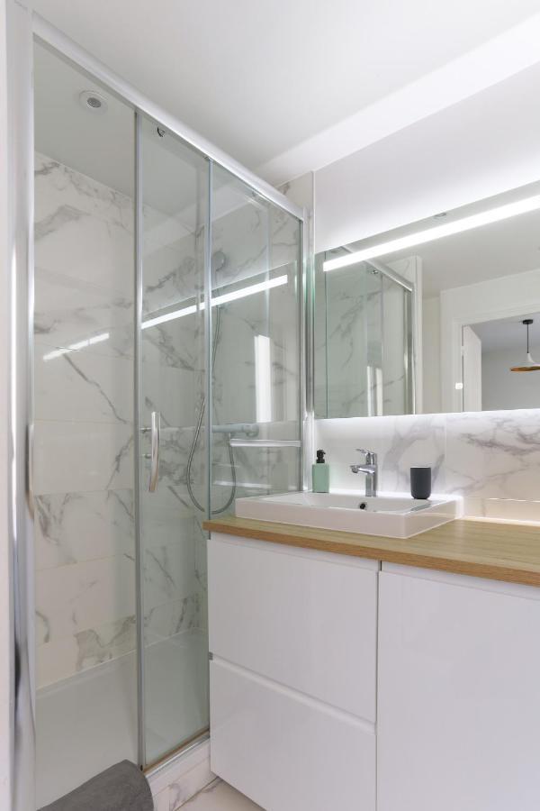 Eiffel Tower Royal Apartment Paris Bagian luar foto