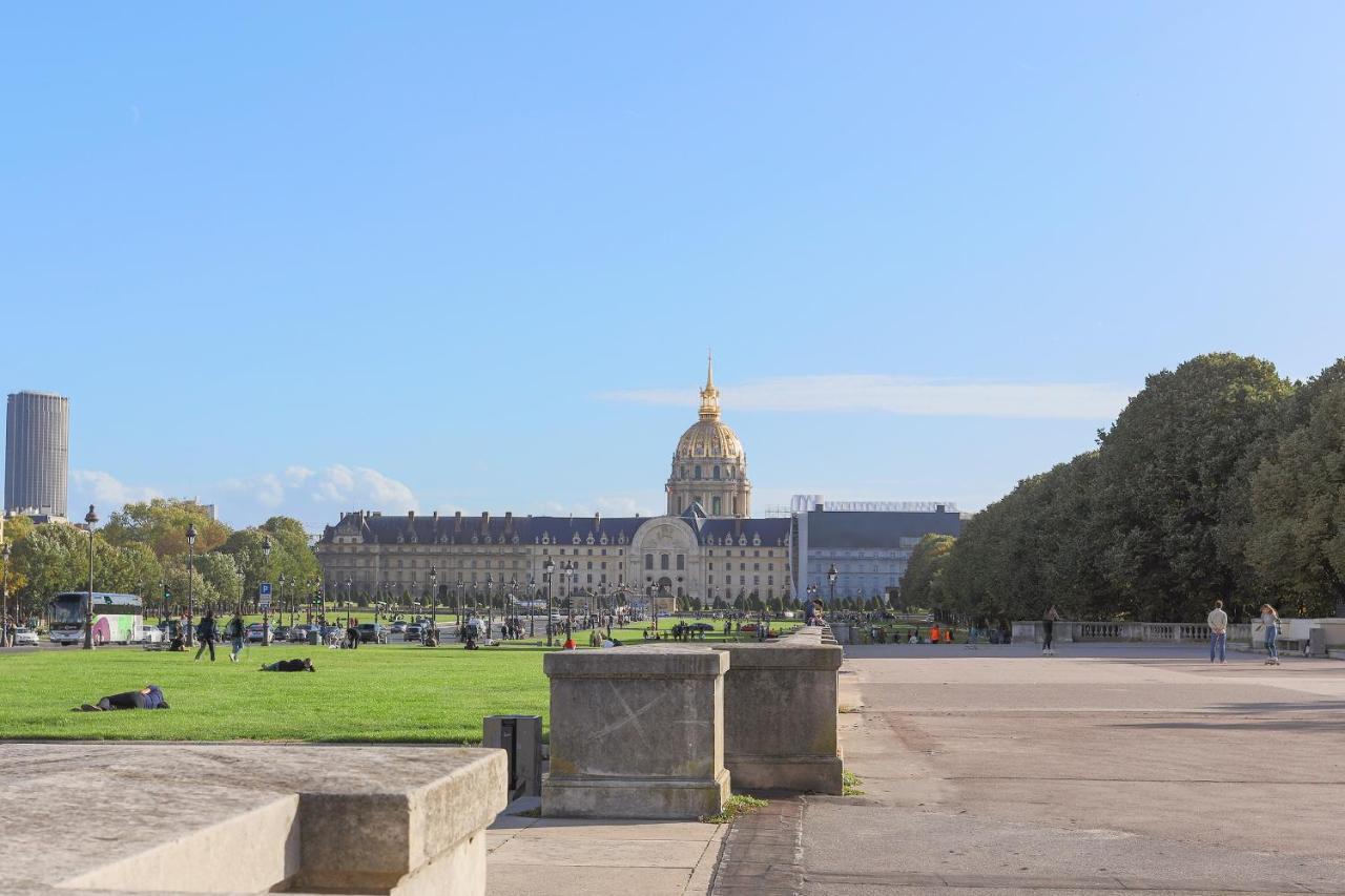Eiffel Tower Royal Apartment Paris Bagian luar foto