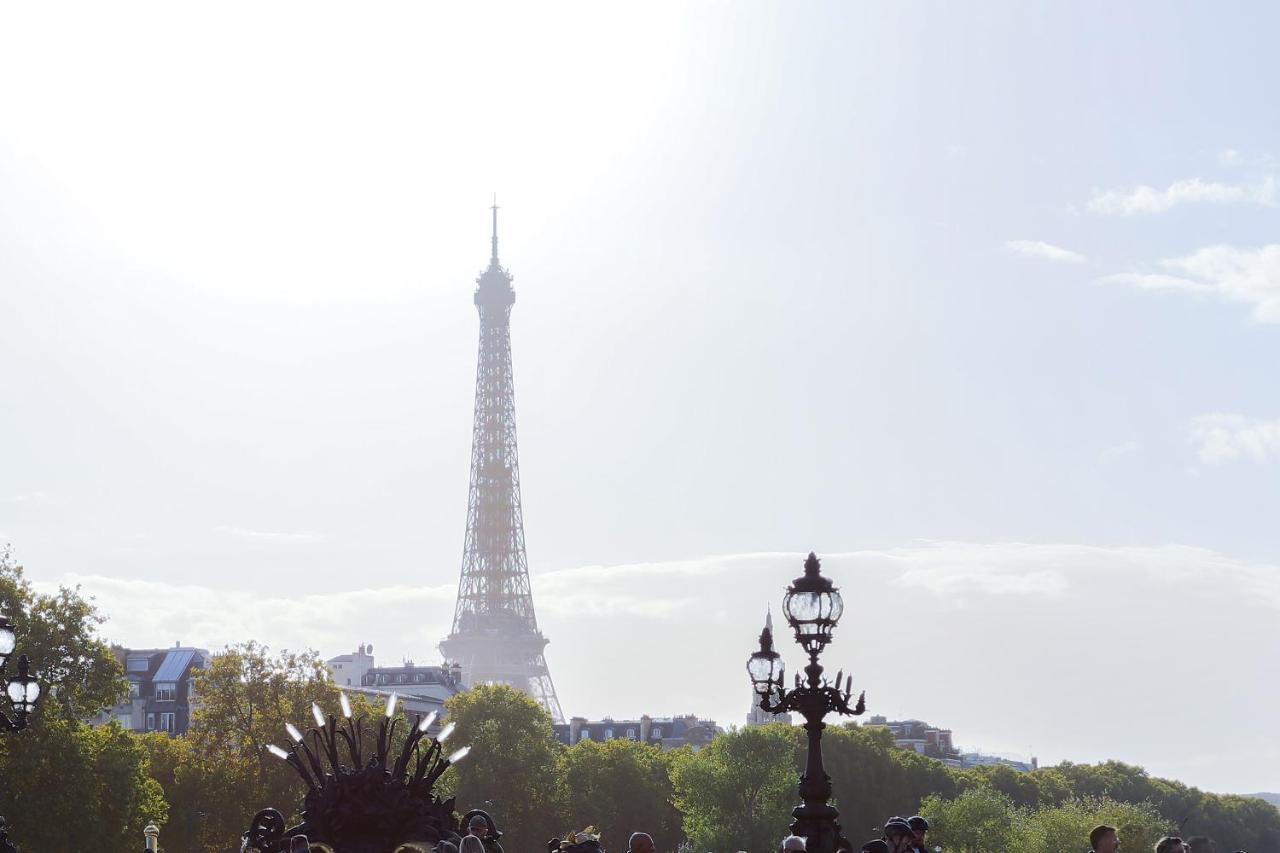 Eiffel Tower Royal Apartment Paris Bagian luar foto
