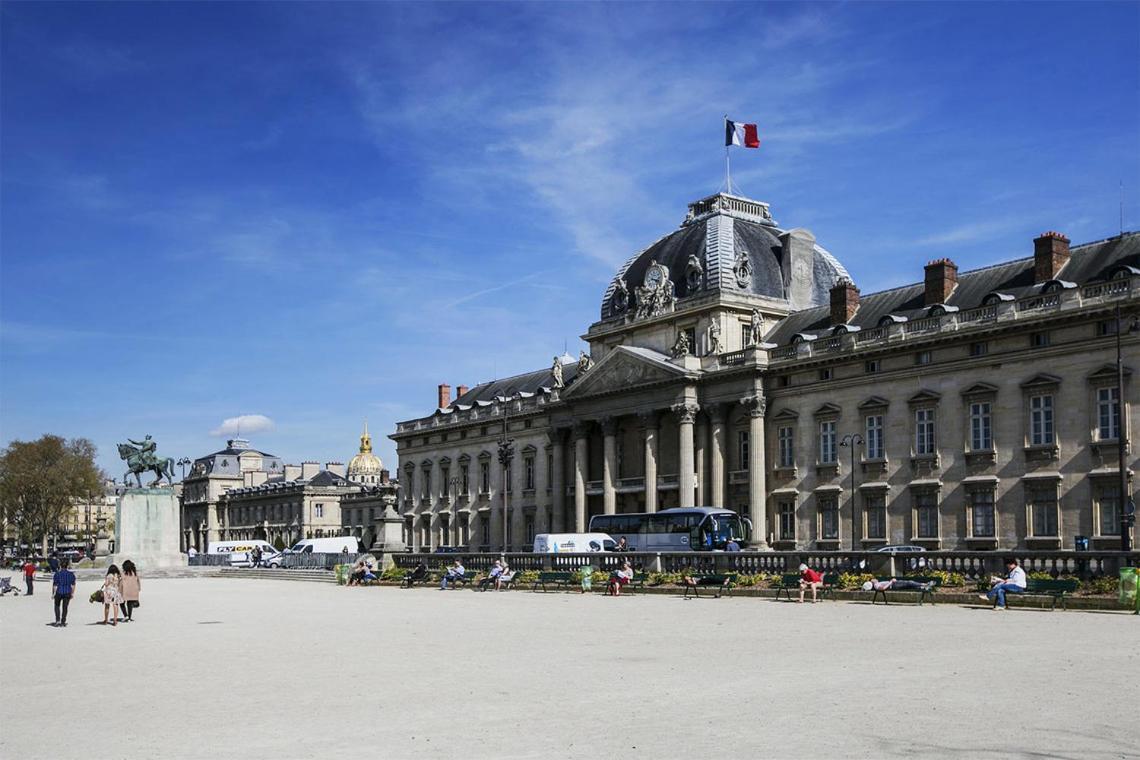 Eiffel Tower Royal Apartment Paris Bagian luar foto
